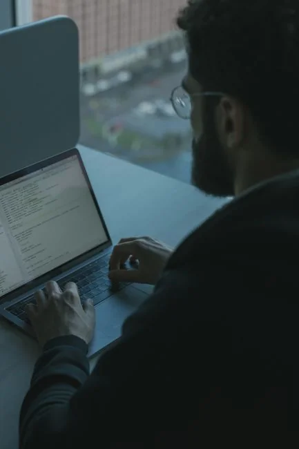 grey-flat-screen-computer-monitor-i1vqzsu86ok